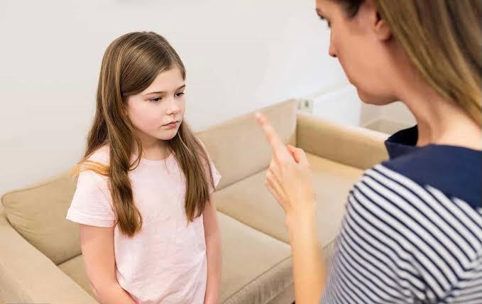 منها الكذب والعنف.. 5 سلوكيات احذرى أن تتجاهليها فى طفلك