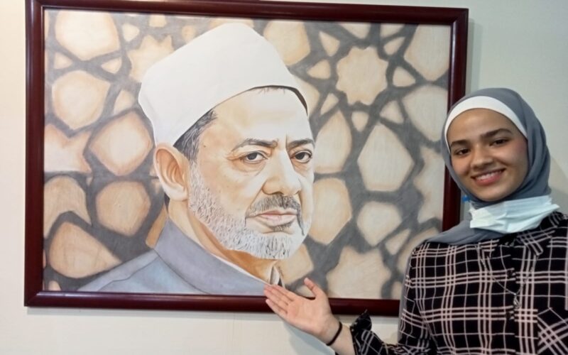 أزهرية تبدع في رسم الإمام الطيب بمعرض الإسكندرية