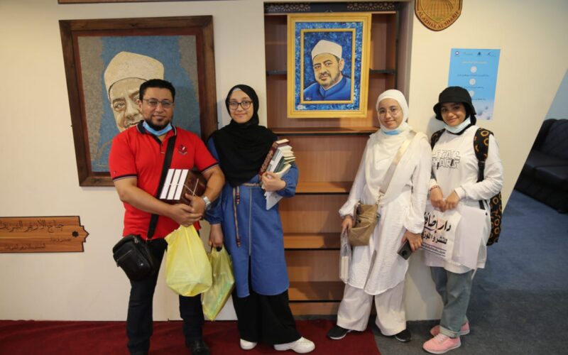 «الإمام الطيب» يلفت أنظار رواد معرض الكتاب بالإسكندرية |صور
