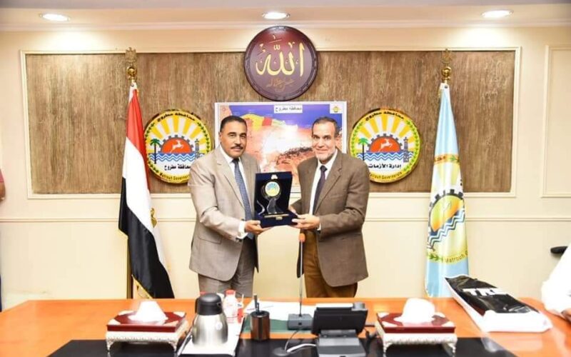 محافظ مرسى مطروح يهدي درع المحافظة لجامعة الأزهر
