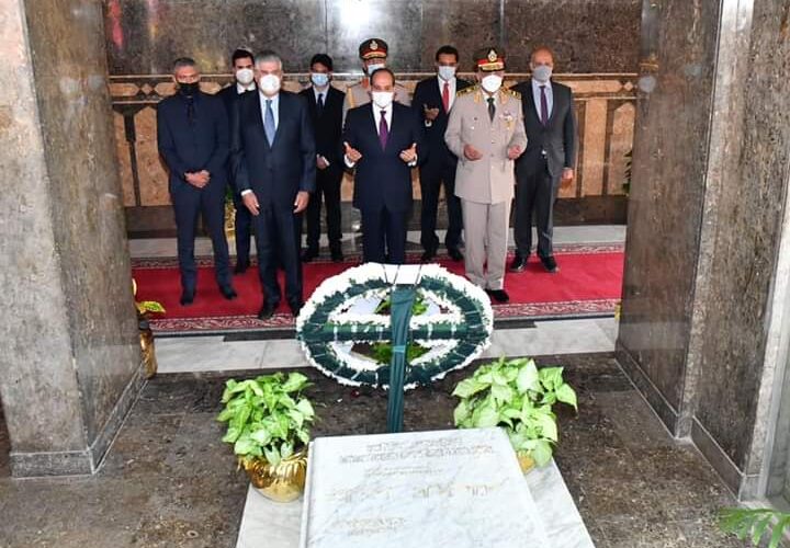 السيسي يضع أكاليل الزهور على قبر الزعيمين أنور السادات وجمال عبد الناصر في إطار احتفالات مصر بذكرى نصر أكتوبر