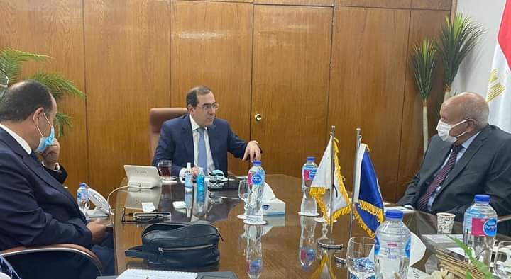 توجيهات من الرئيس بالتنسيق بين الحكومة والقطاع الخاص لإتاحة سيارات النقل العاملة بالغاز الطبيعي كوقود