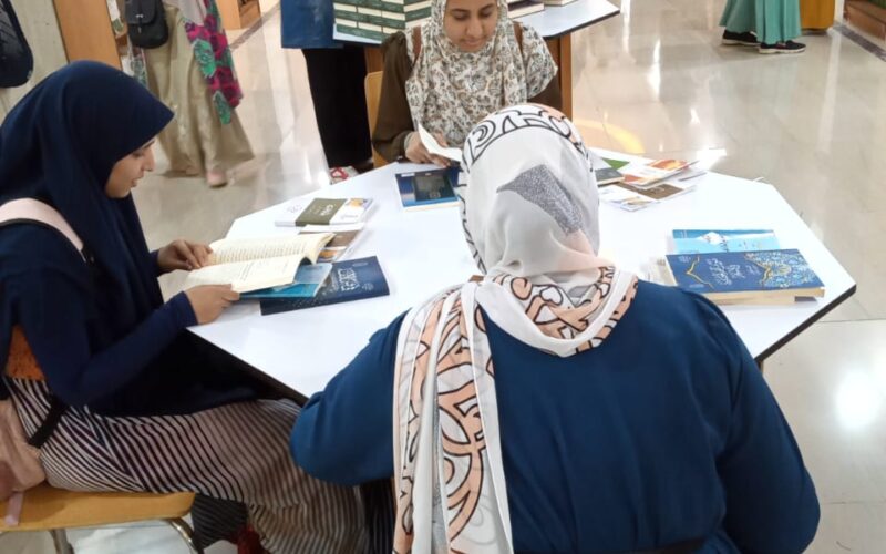 إقبال على إصدارات “البحوث الإسلامية” بمعرض الدراسات الإسلامية بنات