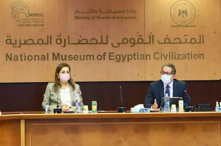 العناني يناقش خطة إصدار تذكرة مجمعة لزيارة المتحف القومي للحضارة