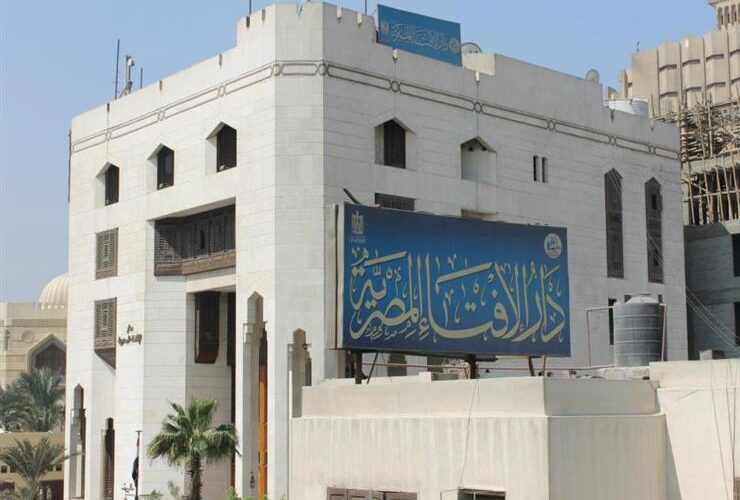 «الإفتاء» عن تزوير شهادات تلقي لقاح ”كورونا“: حرام شرعًا وصاحبها كذاب.. والطبيب المزوِّر شاهد زور وخائن للأمانة