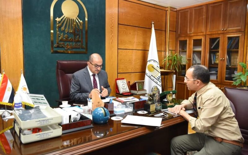 رئيس جامعة أسيوط يتلقى تبرع من مؤسسة «عملية الابتسامة مصر»