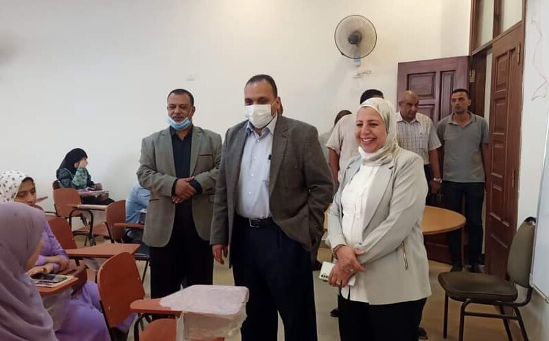 نائب رئيس جامعة بنها يتفقد قاعات الدراسة بمركز الاختبارات الإلكترونية