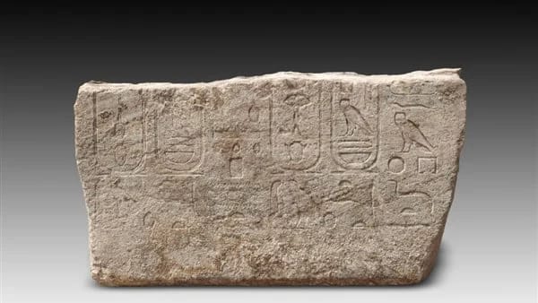 بعثة أثرية مصرية ألمانية تكتشف كُتل بازلت في معبد الملك نختنبو الأول بالمطرية