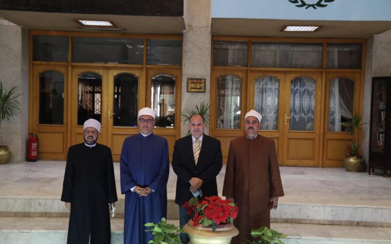 أمين البحوث الأسلامية ومحافظ أسيوط يؤكدان على دور الأزهر في نشر الوعي المجتمعي بين الناس