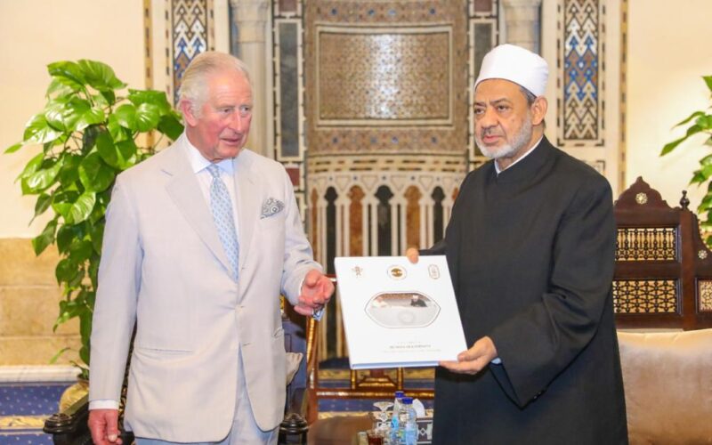 شيخ الأزهر يناقش سبل تعزيز الحوار بين الأديان مع الأمير تشارلز ويهديه وثيقة الأخوة الإنسانية
