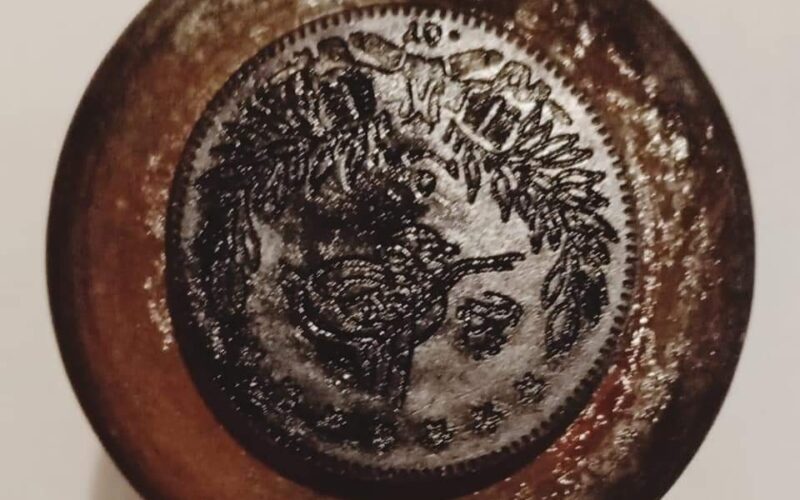 ضبط 13 مخطوط أثري و3 لفائف من البردي في حالة سيئة مع أحد الركاب بمطار القاهرة