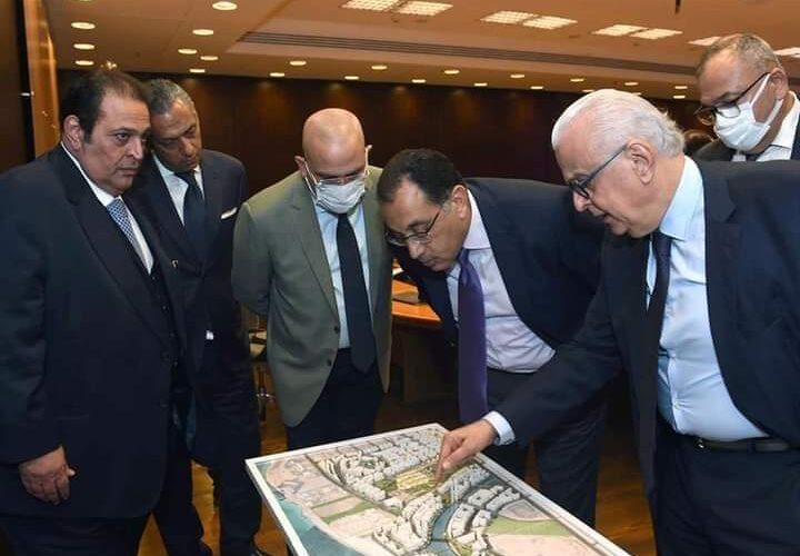 مدبولي يستعرض مقترحاً لأحد المشروعات الاستثمارية الكبرى بمدينة العلمين الجديدة