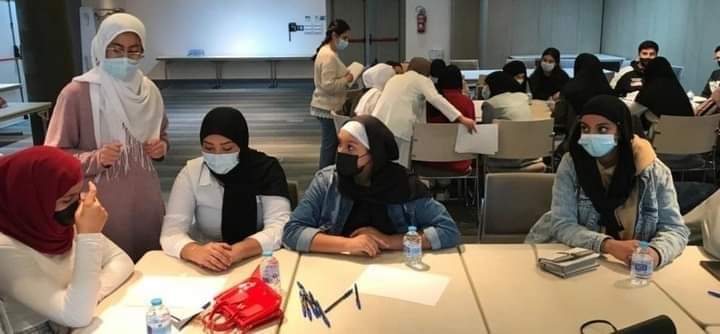 تدريب فتيات مسلمات على مواجهة الكراهية المنتشرة ضد المسلمين في أوروبا
