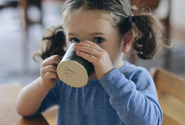 5 أضرار لتناول الأطفال للشاي.. تعرف عليها