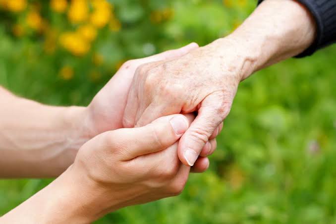 علماء الدين والاجتماع: جحود الأبناء على الآباء جريمة إنسانية لم يعاقب عليها القانون