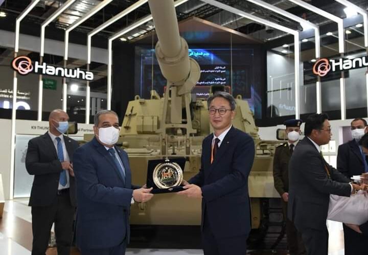 وزير الإنتاج الحربي يتفقد عدد من الشركات المشاركة بمعرض مصر الدولي للسلاح