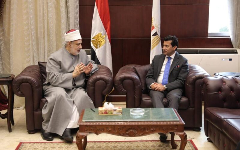 وزير الشباب يشيد بالتعاون المثمر والبناء مع الأزهر الشريف 