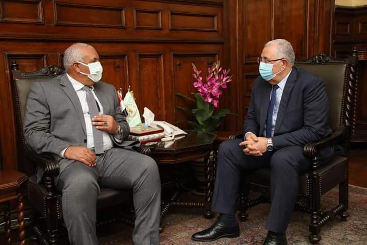 وزير الزراعة يبحث مع محافظ الوادى الجديد تنفيذ تكليفات القيادة السياسية خلال افتتاحات الصعيد