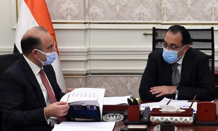 مدبولي يلتقي رئيس البورصة لاستعراض مؤشرات أداء السوق خلال عام 2021