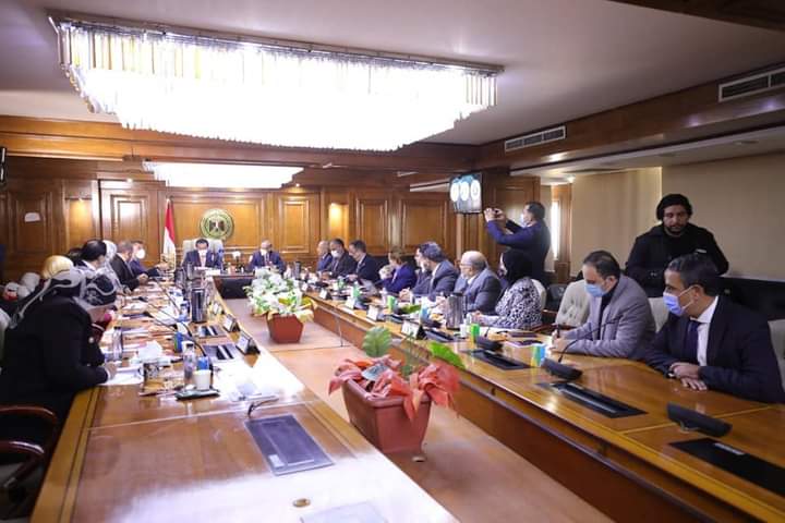 وزير التعليم العالي يشهد تسليم أول 3 أقمار صناعية تعليمية للجامعات من إنتاج وكالة الفضاء المصرية