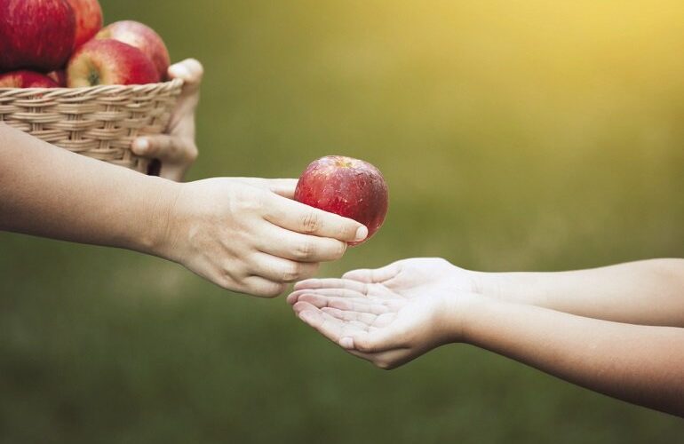 دراسات علمية تؤكد.. «العطاء» يؤثر على الدماغ والصحة النفسية