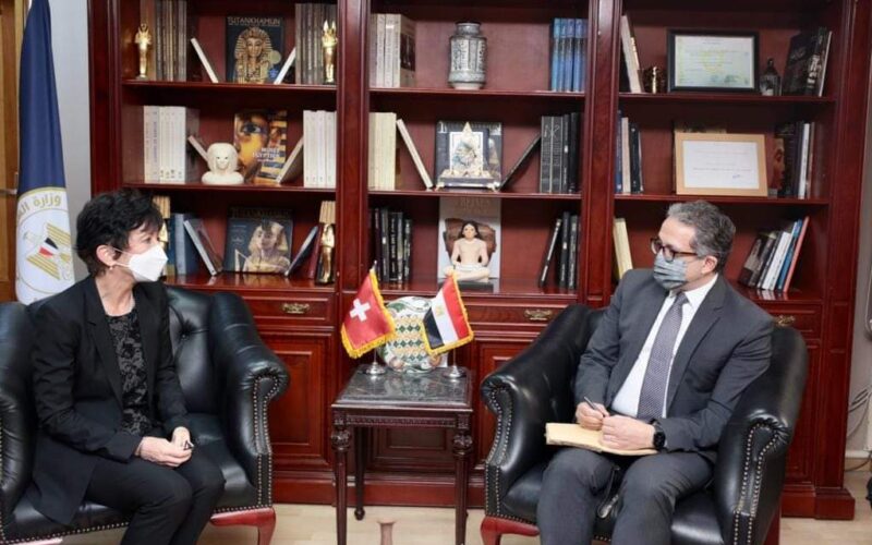 وزير السياحة يبحث في مجالات تدريب العاملين والوعي سياحي بحضور سفيرة سويسرا