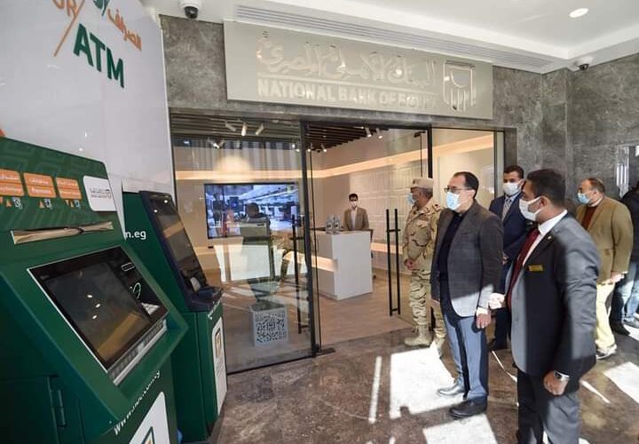 مدبولي يتفقد أول فرع لبنك يقدم خدمات مصرفية في العاصمة الإدارية