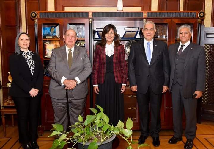 وزيرة الهجرة تلتقي وفدًا من جمعية رجال الأعمال المصريين لبحث المشاركة في ”مصر تستطيع بالصناعة“