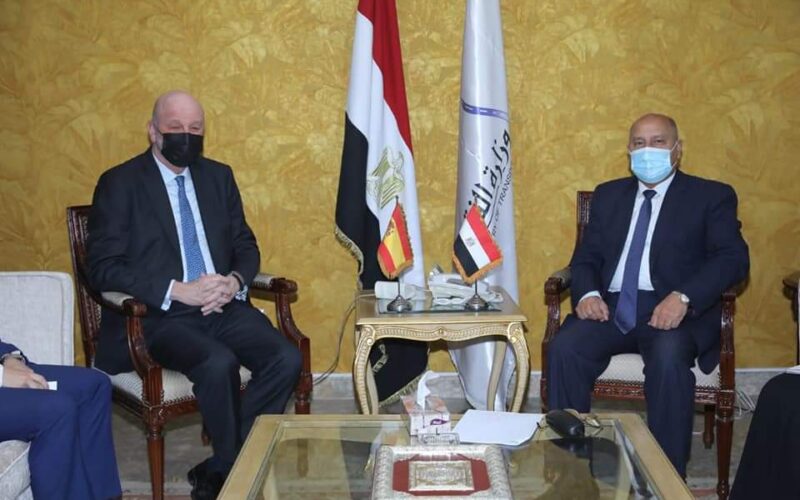 وزير النقل يتباحث مع سفير اسبانيا مستجدات تحديث 23 قطار للخط الاول وإعادة تأهيل قطارات الخط الثاني للمترو