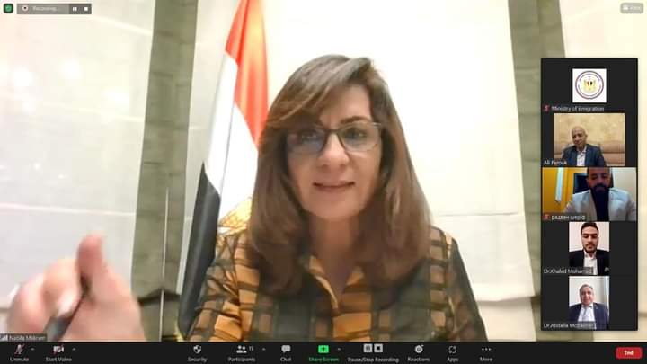 وزيرة الهجرة تتواصل عبر “زووم” مع مصريين خلال عبورهم من الحدود الأوكرانية الي الرومانية