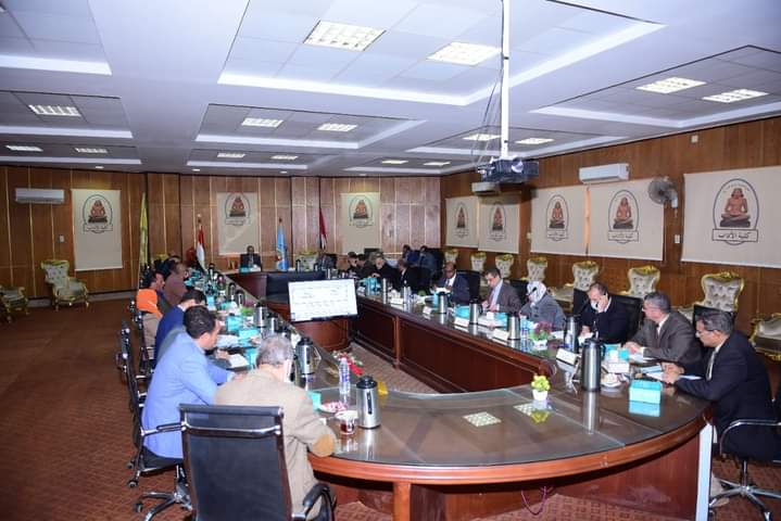 مجلس جامعة سوهاج يعتمد برنامج العلوم المالية والتجارية للدراسة بالتعليم المدمج