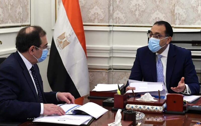 رئيس الوزراء يتابع مع وزير البترول موقف توافر المواد البترولية في ظل تداعيات الأزمة الروسية الأوكرانية