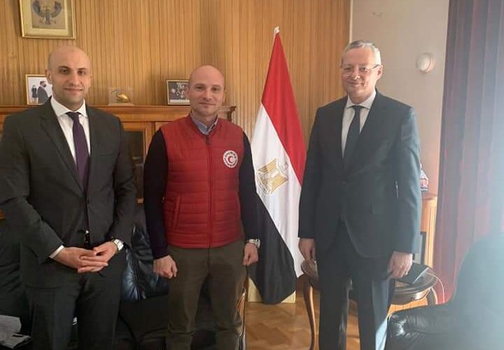 فريق الإغاثة التابع للهلال الأحمر المصري  يفعل  نقطة الخدمات الإنسانية بمعبر مديكا على الحدود الأوكرانية- البولندية