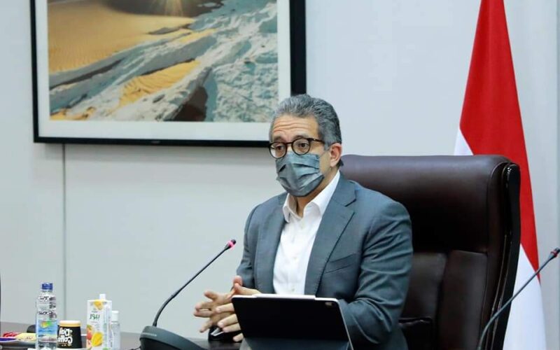وزير السياحة يتابع آخر مستجدات الأعمال لتقديم وتشغيل خدمات الزائرين بالمتحف المصري الكبير