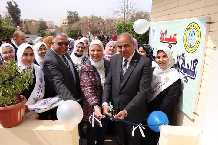 رئيس جامعة الأزهر يفتتح عيادة كلية طب البنات الطبية ومعرض الملابس المجاني