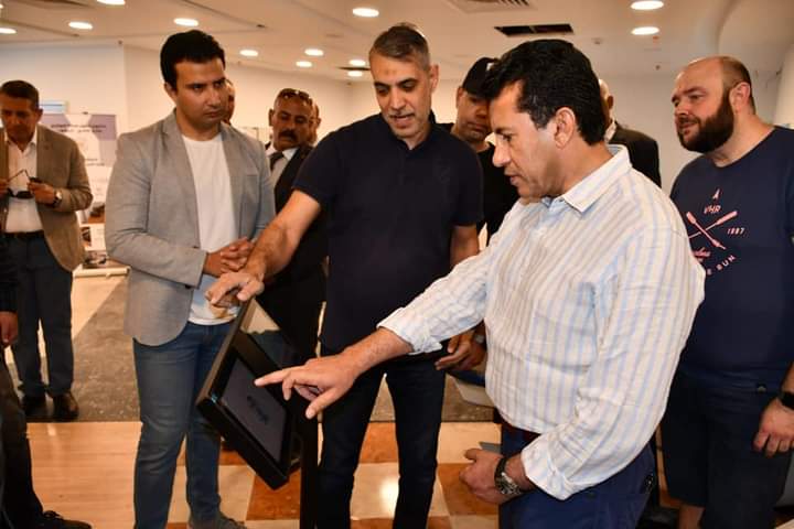 وزير الرياضة يتفقد الأعمال الإنشائية بفرع نادي النادي بشيراتون قبيل افتتاحه 