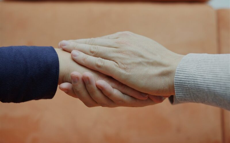 لمس الزوجة لا ينقض الوضوء.. لكن بشرط