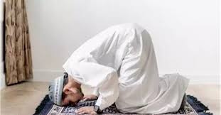 انتبه.. لا تصح صلاتك بالحذاء بدون هذا الشرط