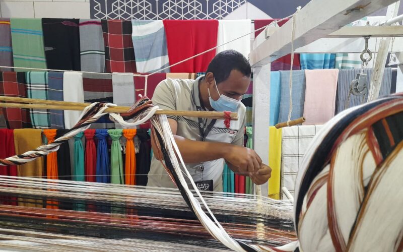 أحفاد الفراعنة.. شيلان من الكتان.. تفاصيل دقيقة عن صناعة «الفركة» المصرية القديمة