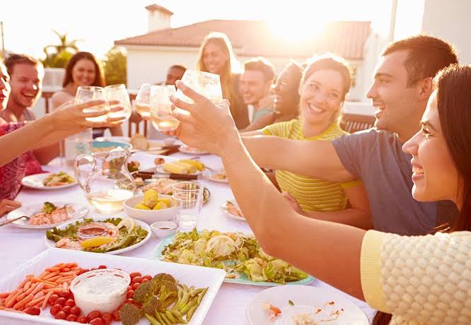 10  أشياء تساعدك لتكون شخص اجتماعي.. افعلهم