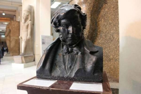 تمثال للعالم الأثري شامبليون 