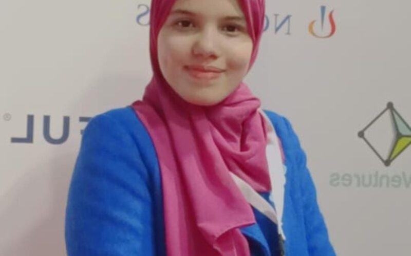 تخرجت من الجامعة هذا العام.. وتعمل في «أمازون».. وأسست شركة تدريب.. الفتاة «حنين» حاربت اليأس وهزمت الاستسلام