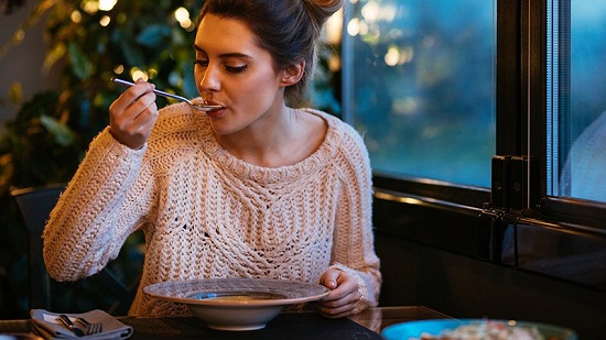 تناول هذه الأطعمة لتشعر بالدفء