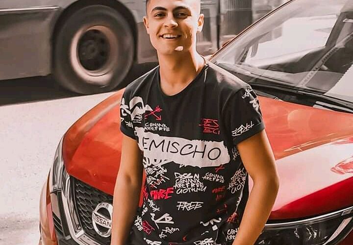 أخرج 5 مسرحيات وحصل العديد من الجوائز.. حكاية شاب تحول من طالب بكلية التربية إلى مخرج مسرحي