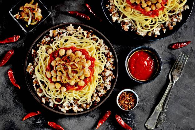  الكشري بالصلصة مع الباذنجان مخلل.. أكلات موفرة في رمضان 