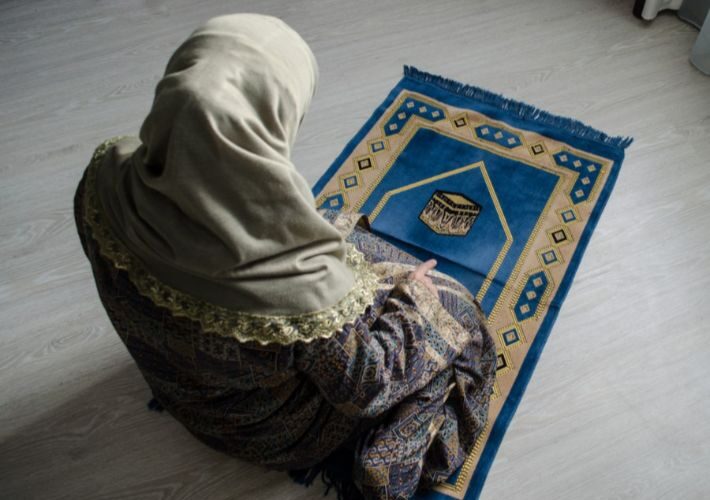 أصلي صلاة الاستخارة ولم يتبين لي شيء.. افعل أمرين في هذه الحالة
