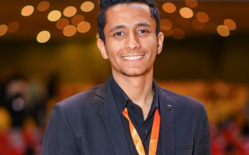 من طالب بكلية التربية إلى مصمم جرافيك.. درّب أكثر من 20 ألف شخص.. قصة نجاح الشاب محمود أحمد