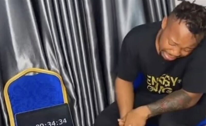 موسوعة جينيس.. يوتيوبر يفقد بصره في محاولة لتسجيل رقم قياسي