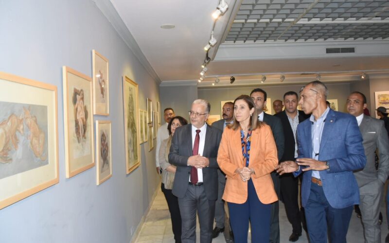 وزيرة الثقافة تفتتح معرض «سكتش».. ضمن فاعليات الموسم الفني الجديد