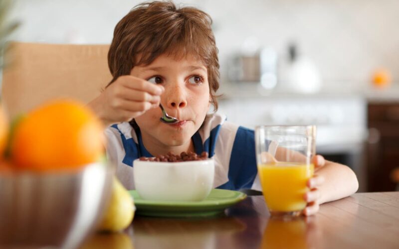 التغذية الصحية للأطفال..تعرف على الإفطار المثالي لهم في الدراسة
